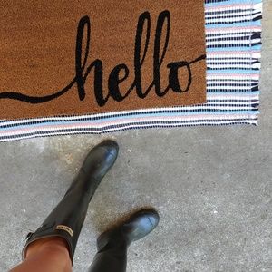 Hi, I'm Ashley a homeschool mama that loves to sell kids books and clothes.